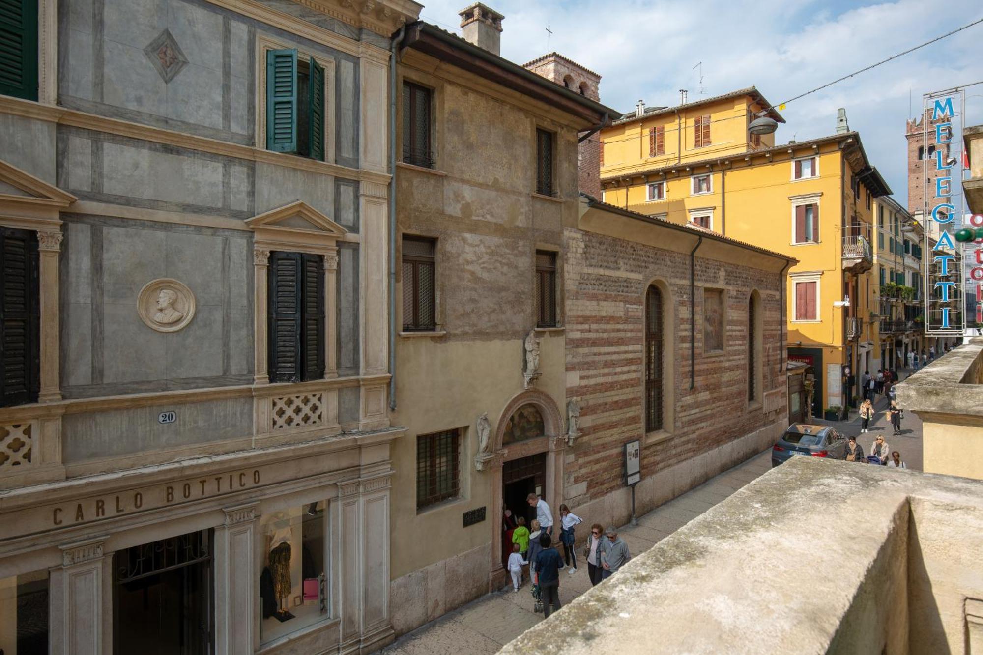 Billie'S Flat Red - Art & Design Apt In Verona Historic Centre المظهر الخارجي الصورة