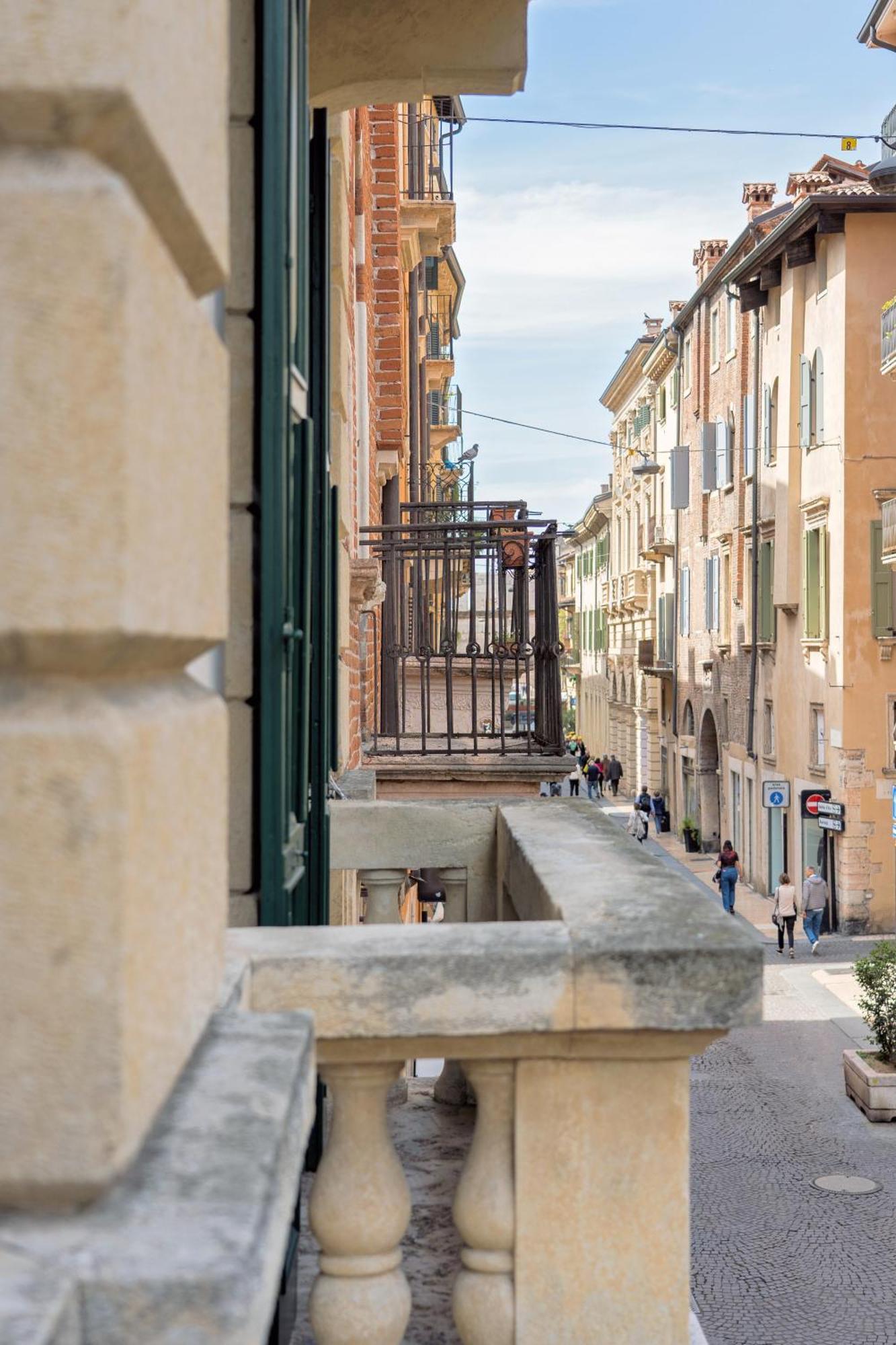 Billie'S Flat Red - Art & Design Apt In Verona Historic Centre المظهر الخارجي الصورة